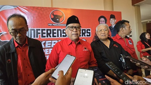 Sekjen PDIP Hasto Kristiyanto memberi keterangan pers di Mataram, NTB, Sabtu (26/10/2024).