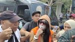 Karangan Bunga Sambut Selebgram Alnaura di Depan Kejari Palembang