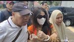 Karangan Bunga Sambut Selebgram Alnaura di Depan Kejari Palembang