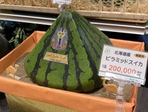 Wow! Semangka Piramida dari Jepang Ini Harganya Sebuah Rp 21,9 Juta