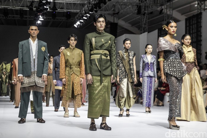 Songket Palembang Perajin Pupuk Indonesia di JFW 2025