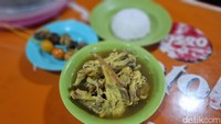 Semangkuk soto di sini bisa dipesan dengan nasi putih sebagai pelengkap. Sehingga cukup mengenyangkan sebagai pilihan makan malam. Foto: detikcom/Diah Afrilian