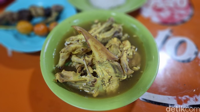 Slurrp! Nikmatnya Soto Ceker Ranjau Legendaris Racikan Pak Gendut