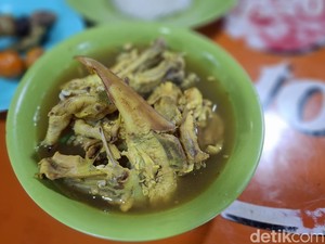 Slurrp! Nikmatnya Soto Ceker Ranjau Legendaris Racikan Pak Gendut