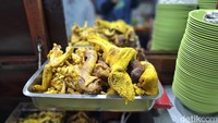 Isian soto yang dilengkapi dengan tulangan, ceker, tulang rawan ayam, hingga jeroan sapi jadi primadona di Jalan Sabang. Menu ini juga tengah viral dan disoroti di media sosial. Foto: detikcom/Diah Afrilian