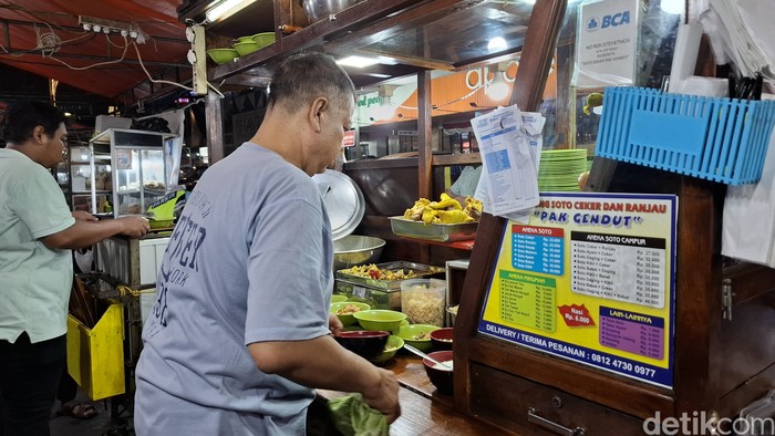 Soto Ceker dan Ranjau Pak Gendut Slurrp! Nikmatnya Soto Ceker Ranjau Legendaris Racikan Pak Gendut