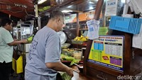 Sutomo atau yang akrab disapa Pak Gendut telah lama berjualan soto. Soto yang disajikannya berupa soto ceker dan ranjau. Foto: detikcom/Diah Afrilian