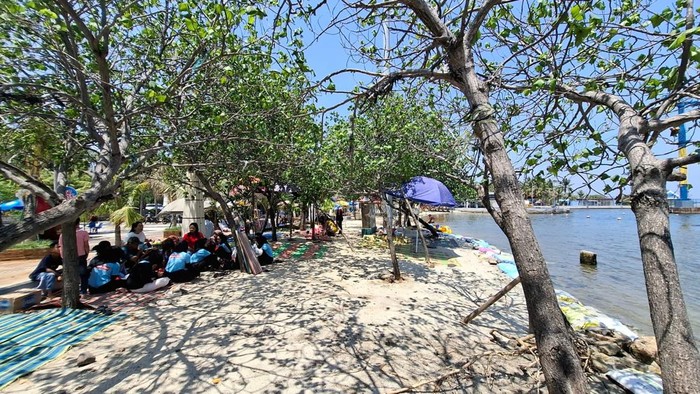 Suasana di Taman Impian Jaya Ancol