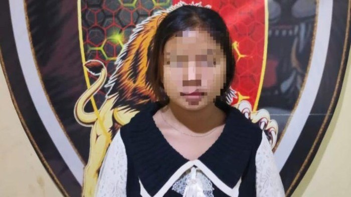 Tampang remaja putri yang bawa kabur motor kenalan medsos saat diamankan polisi