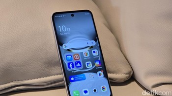 Untuk kebutuhan selfie diberikan kamera 8 MP dengan Dual LED Flash dengan fitur HDR. Selain itu, terdapat fitur AI Multi-Dimension yang memungkinkan penyesuaian kecantikan, seperti pemutihan gigi, perbaikan warna dan tekstur kulit, penipisan wajah, serta pembesaran mata, untuk hasil selfie yang lebih optimal / Foto: Adi Fida Rahman/detikINET