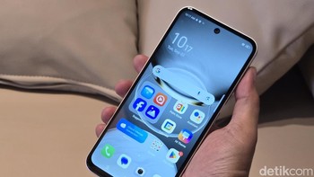 Tecno Spark 30C menawarkan bentangan layar 6,67 inch dengan resolusi HD+. Dukungan refresh rate 120Hz membuat pengalaman menggulir layar lebih mulus. Foto: Adi Fida Rahman/detikINET