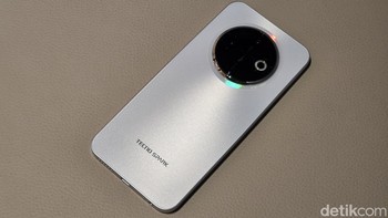 Tecno Spark 30C tersedia dengan dua pilihan warna yaitu Orbit Black dan Orbit White. Dengan satu pilihan penyimpanan internal yaitu 12GB (6+6GB) RAM + 128GB ROM. Tecno menjual Spark 30C dengan harga Rp 1.399.000. Foto: Adi Fida Rahman/detikINET