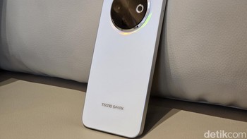 Tecno mengaku sudah menguji drop test sebanyak 22.000 kali, USB plug test sebanyak 20.000 kali, cycles roller test hingga 600 kali, extreme twist test sebanyak 2.000 kali. Dan hasilnya, tidak ada keretakan pada bodi perangkat, maupun konsleting pada port USB-C. Foto: Adi Fida Rahman/detikINET