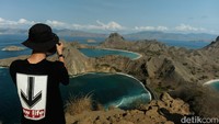Pulau ini menawarkan pemandangan alam yang begitu indah dengan gugusan bukit yang artistik, hamparan pasir putih, dan laut biru.