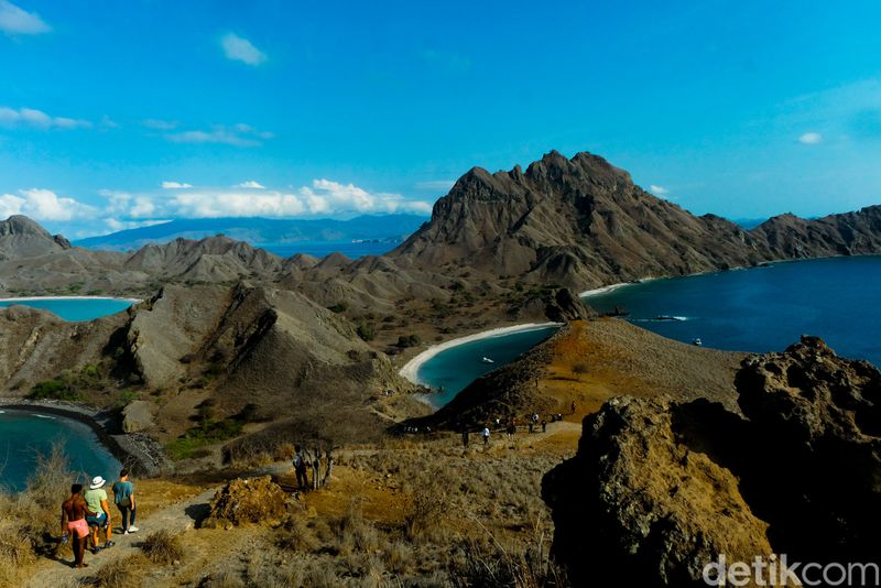 Seenggaknya sekali seumur hidup traveler menjejak Pulau Padar di Nusa Tenggara Timur (NTT). Di sini, rasanya tentram dan nyaman usai melepaskan pandangan sejauh-jauhnya.