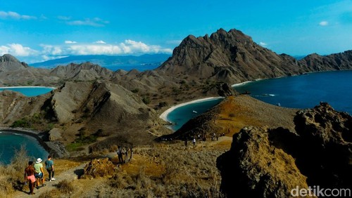 Seenggaknya sekali seumur hidup traveler menjejak Pulau Padar di Nusa Tenggara Timur (NTT). Di sini, rasanya tentram dan nyaman usai melepaskan pandangan sejauh-jauhnya.