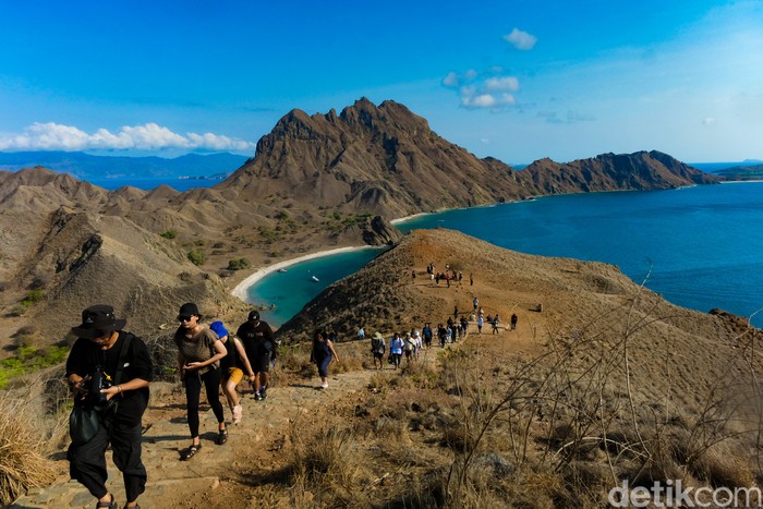 Seenggaknya sekali seumur hidup traveler menjejak Pulau Padar di Nusa Tenggara Timur (NTT). Di sini, rasanya tentram dan nyaman usai melepaskan pandangan sejauh-jauhnya.
