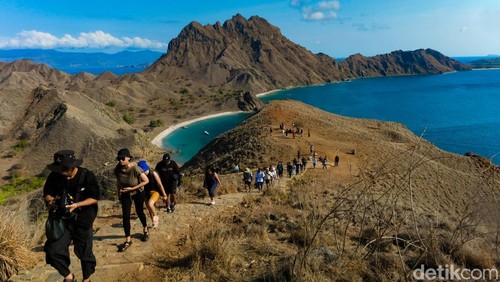 Seenggaknya sekali seumur hidup traveler menjejak Pulau Padar di Nusa Tenggara Timur (NTT). Di sini, rasanya tentram dan nyaman usai melepaskan pandangan sejauh-jauhnya.