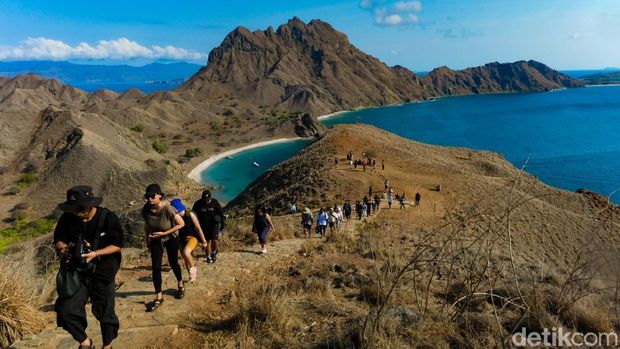 Seenggaknya sekali seumur hidup traveler menjejak Pulau Padar di Nusa Tenggara Timur (NTT). Di sini, rasanya tentram dan nyaman usai melepaskan pandangan sejauh-jauhnya.