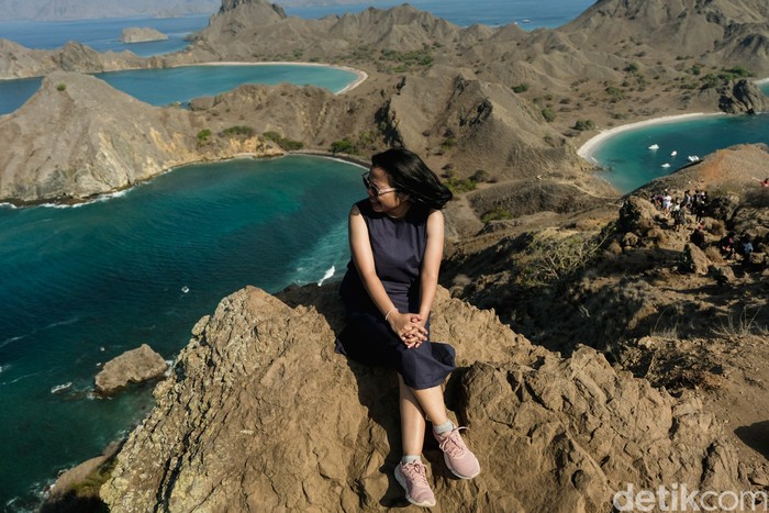 Seenggaknya sekali seumur hidup traveler menjejak Pulau Padar di Nusa Tenggara Timur (NTT). Di sini, rasanya tentram dan nyaman usai melepaskan pandangan sejauh-jauhnya.
