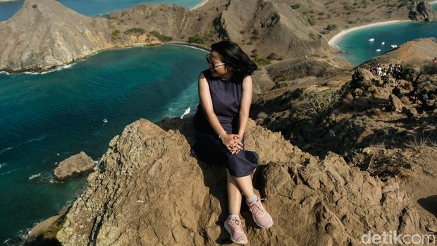 Seenggaknya sekali seumur hidup traveler menjejak Pulau Padar di Nusa Tenggara Timur (NTT). Di sini, rasanya tentram dan nyaman usai melepaskan pandangan sejauh-jauhnya.