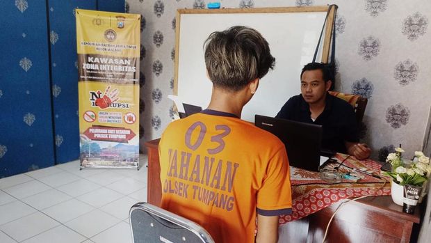 Tersangka saat menjalani pemeriksaan