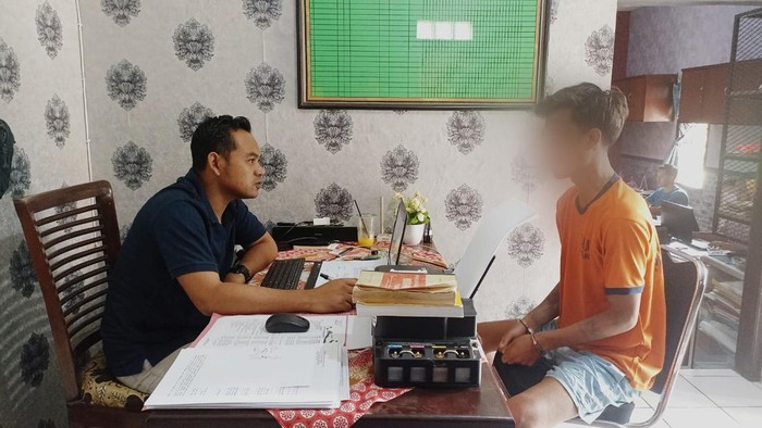 Tersangka saat menjalani pemeriksaan