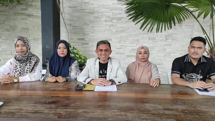 Thomy Faisal bersama keluarga korban.