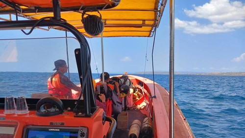 Tim SAR mencari nelayan asal Desa Sebotok, Kecamatan Badas, Sumbawa, NTB, yang hilang saat melaut. (Dok. Kantor SAR Mataram)