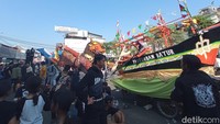 Penggabungan tradisi nadran dilakukan sebelum mereka melangsungkan prosesi arakan-arakan. Selain membawa miniatur perahu, masyarakat dari tiga kampung nelayan itu juga turut membawa ogoh-ogoh dengan berbagai bentuk. Seperti ikan, udang dan masih banyak lagi.