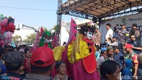 Hal ini pun membuat pelaksanaan tradisi nadran pada tahun ini menjadi jauh lebih meriah. Masyarakat dari tiga kampung nelayan itu berkumpul di kawasan BAT, Kota Cirebon. Mereka hadir dengan menampilkan berbagai macam bentuk kesenian tradisional.