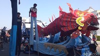 Masyarakat dari tiga kampung nelayan di Kota Cirebon menggelar tradisi nadran di waktu yang sama. Ketiga kampung nelayan tersebut yakni Kampung Samadikun, Kampung Pesisir dan Kampung Cangkol.