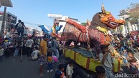 Pada pelaksanaan tahun ini, tradisi nadran tersebut terasa jauh lebih meriah karena diikuti oleh tiga kampung nelayan secara bersamaan.