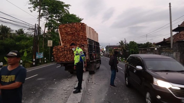 Truk bermuatan kayu tabrak separator di Jalan Wates, Gamping, Sleman, Sabtu (26/10/2024)