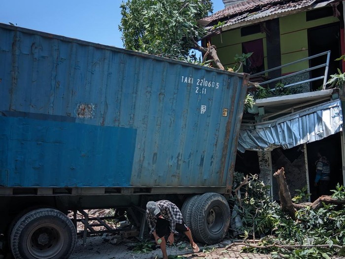 Truk tabrak rumah di Lamongan