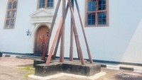 Menara lonceng di halaman gereja