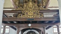 Interior khas gereja, dengan orgel bergaya Barok