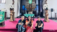 Interior gereja, dengan atap mimbar berbentuk mahkota