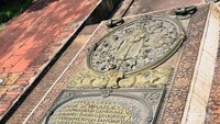 Makam gubernur jenderal Belanda di halaman gereja