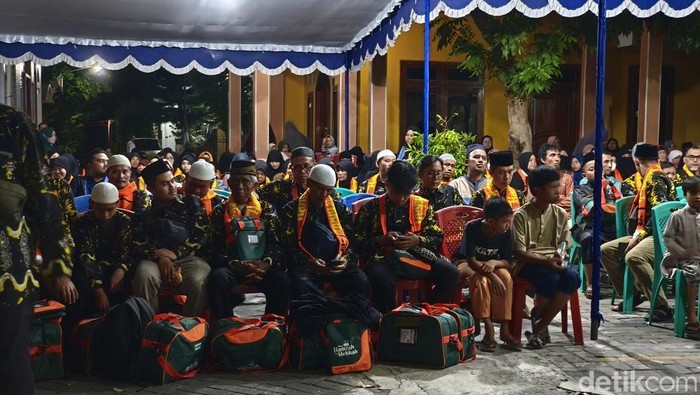 Persiapan warga Dukuh Windan Baru, RT: 04/07, Desa Gumpang, Kecamatan Kartasura, Kabupaten Sukoharjo berangkat umrah, Sabtu (26/10/2024).