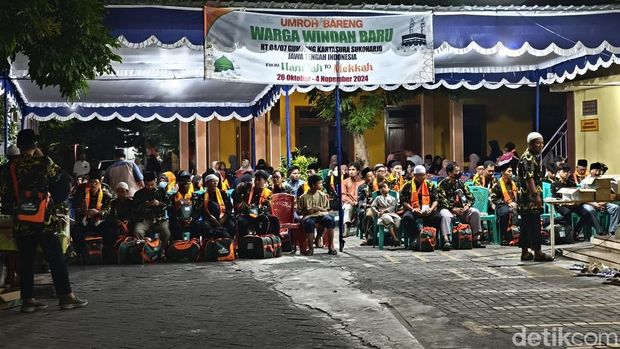 Persiapan warga Dukuh Windan Baru, RT: 04/07, Desa Gumpang, Kecamatan Kartasura, Kabupaten Sukoharjo berangkat umrah, Sabtu (26/10/2024).