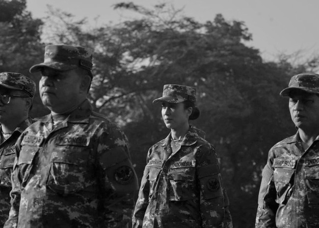 Di bawah terik matahari, Widi bersama jajaran kabinet mengikuti latihan baris-berbaris di Lapangan Sapta Marga. Presiden Prabowo, Wakil Presiden Gibran Rakabuming Raka, dan para pejabat tinggi lainnya turut serta dalam latihan. Foto: dok. Instagram @prabowo