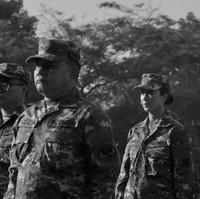 Di bawah terik matahari, Widi bersama jajaran kabinet mengikuti latihan baris-berbaris di Lapangan Sapta Marga. Presiden Prabowo, Wakil Presiden Gibran Rakabuming Raka, dan para pejabat tinggi lainnya turut serta dalam latihan. Foto: dok. Instagram @prabowo