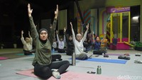 Ai, seorang karyawan swasta, mengaku mendapatkan manfaat dari sesi yoga yang diikutinya tersebut. Foto: Tripa Ramadhan/detikHealth
