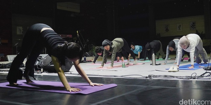 Yoga class detikHealth bersama Ohana Space, di Studio 1 Gedung Transmedia, Kamis (24/10/2024).