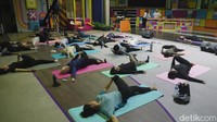 Memperingati hari kesehatan mental sedunia, detikcom bersama Ohana Space mengadakan Yoga Class di studio 1 Gedung Transmedia, Jakarta Selatan, Kamis 24/10/2024). Foto: Tripa Ramadhan/detikHealth
