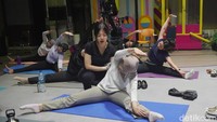 Yoga juga dapat membantu meredakan gejala gangguan kesehatan mental dan meraih kebahagiaan dan kesejahteraan. Foto: Tripa Ramadhan/detikHealth