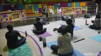 Menurut Rafika, berbagai penelitian menunjukkan yoga dapat memberikan efek relaksasi. Bagi otak, hal ini membantu memperbaiki respons tubuh terhadap rangsang stres. Foto: Tripa Ramadhan/detikHealth