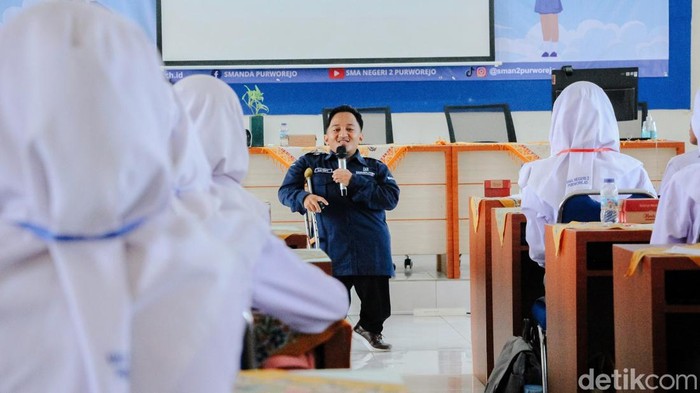Ahmad Luthfi Hakim, penyandang disabilitas asal Purworejo, Jawa Tengah yang tengah menjadi narasumber di kegiatan pelajar, Minggu (27/10/2024).