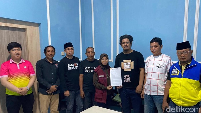 Aliansi warga di Maros melaporkan Ketua KPU Maros Jumaedi ke Bawaslu Maros.